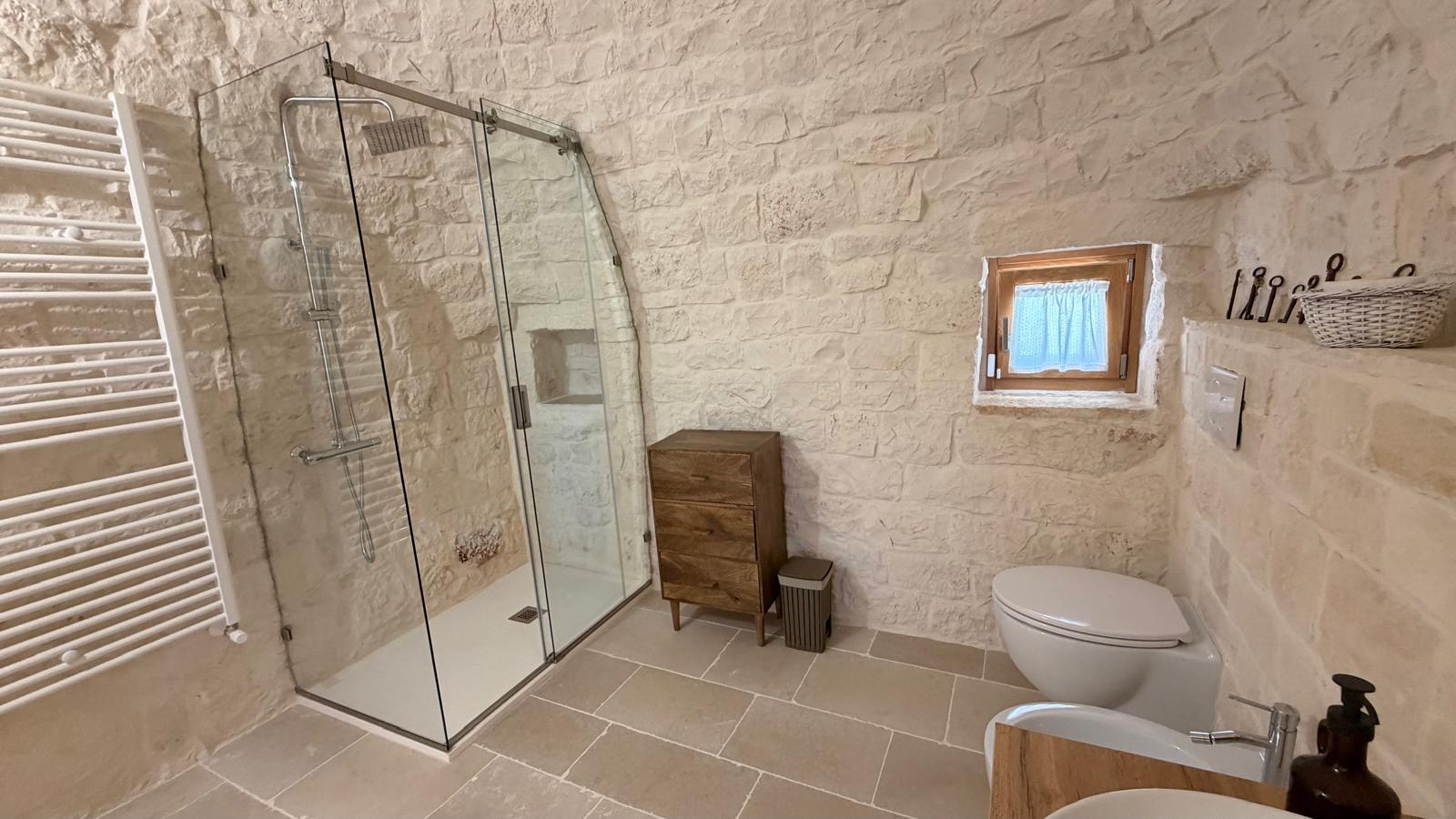 Trulli Comunicanti, Restaurati con Antico Camino, Ulivi Secolari.